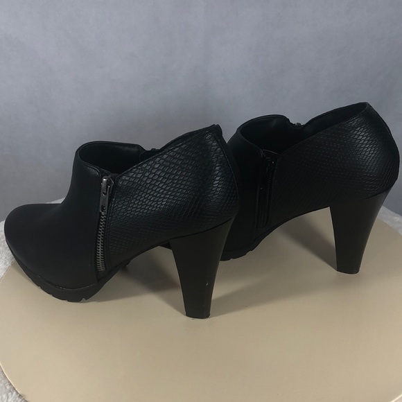 💜 NEW , White Mt , Black Booties, Size 10 . - Picture 4 of 6